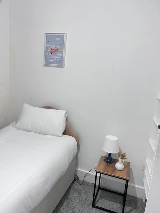 Spacious 3 Bed Flat - Beach Nearby - No Pets Southend-on-Sea Exterior photo